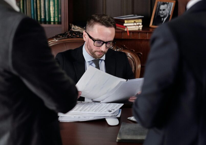 Czy tłumacz przysięgły może działać zdalnie? Co oferują biura tłumaczeń z Krakowa?